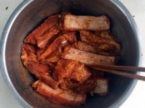 用筷子搅拌均匀，当然也可以直接用手抓匀，盖上保鲜膜入冰箱腌制5-6小时。