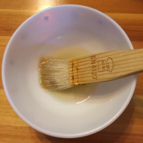 取适量蜂蜜，加入少许纯净水，搅拌均匀。