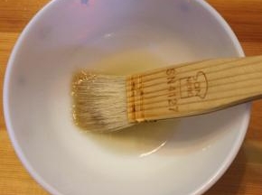 取适量蜂蜜，加入少许纯净水，搅拌均匀。