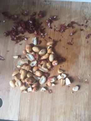 花生放凉后，用手搓掉红色外衣，将白胖子稍微剁细碎，备用。