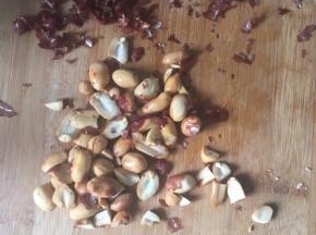 花生放凉后，用手搓掉红色外衣，将白胖子稍微剁细碎，备用。