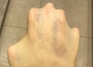 15分钟以后加入软化黄油，结束后取出用手摔打揉面至出现手套膜。