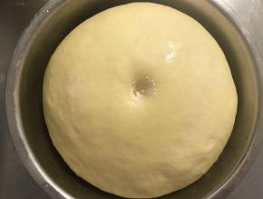 醒发至2倍大，手指沾水按下面团不回缩即可，大概室温2小时，根据季节变化自行调整时间。