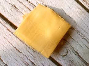 上面再盖上一层芝士片。