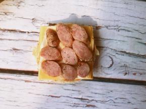 涂上一层沙拉酱放上香肠片。