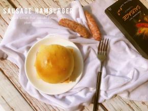 顶部汉堡胚再涂一层番茄酱盖在上面。