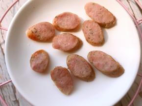 香肠提前烤熟或蒸熟煎熟，然后切片。