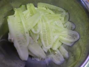 然后去皮切片加入盐腌半小时