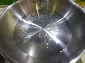 锅里加入油加入盐烧开