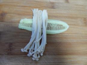 腌好的黄瓜加入金针菇