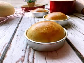 烤好的面包胚取出晾凉。