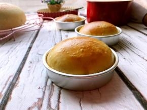 烤好的面包胚取出晾凉。