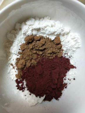 低筋面粉、可可粉和红曲粉混合过筛备用