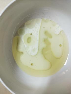 15克糖、玉米油和牛奶一起搅拌均匀