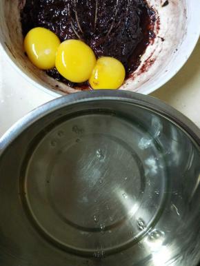 鸡蛋蛋清蛋黄分离，蛋清放入无水无油的盆中，蛋黄加入面糊中