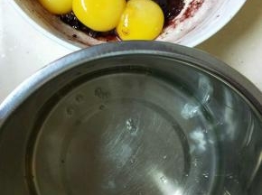 鸡蛋蛋清蛋黄分离，蛋清放入无水无油的盆中，蛋黄加入面糊中