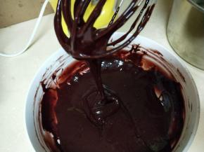 蛋黄和面糊搅拌均匀