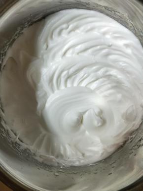 蛋清分三次加入60克糖，打至八分发