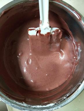 蛋白和蛋黄糊搅拌均匀