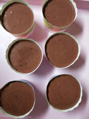 提前开烤箱预热150度，倒入纸杯中八分满