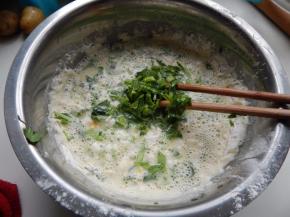 面粉里加入清水加入青菜