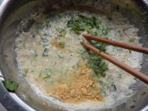 然后加入五香粉及鸡精