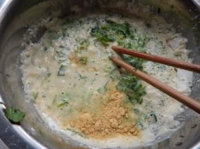 然后加入五香粉及鸡精