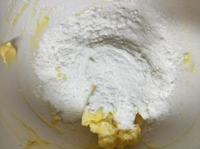 加入糖粉，用电动打蛋器打发至颜色发白体积膨大
