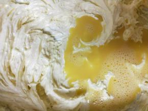 加入蛋液，继续用电动打蛋器打发