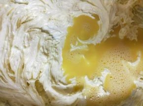 加入蛋液，继续用电动打蛋器打发
