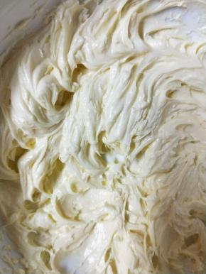 打发到黄油和鸡蛋液完全融合，体积蓬松羽絮状