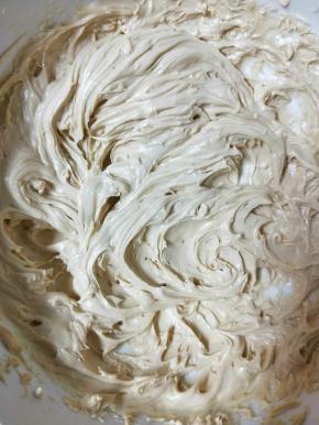 加入花生酱，用打蛋器打至均匀状态