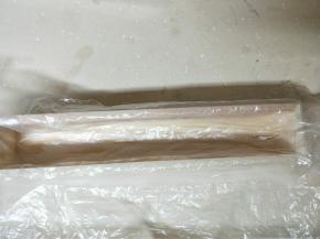 饼干模内包上保鲜膜，备用