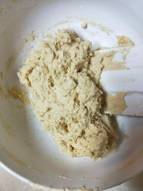 用刮刀拌匀至无干粉状态