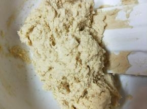 用刮刀拌匀至无干粉状态