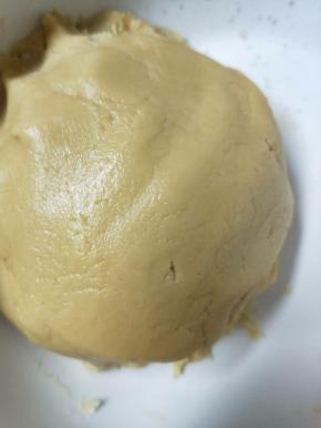 和成光滑的面团，搓成长条形