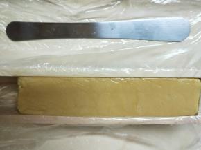 放入饼干模中，借助小抹刀压平整形，放入冰箱冷冻1小时以上冻硬