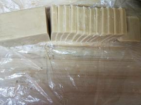 冻好的饼干面团取出，切1cm左右的片，要厚薄均匀