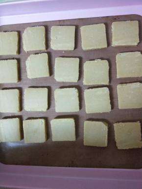 放入烤盘中，烤箱预热160度，烤25分钟左右