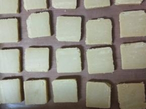 放入烤盘中，烤箱预热160度，烤25分钟左右