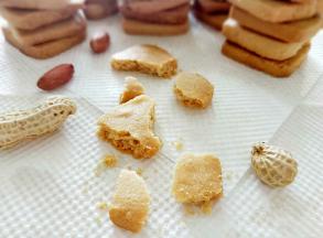 烤好的饼干微微上色，香甜酥松