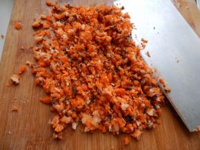 胡萝卜及小葱剁碎