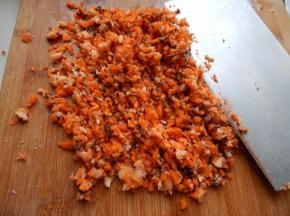 胡萝卜及小葱剁碎