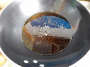 锅里倒入油烧热