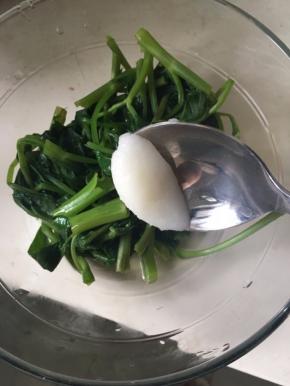 在面碗中加入猪油，在青菜和面的热量中会化掉的。