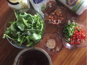 准备好所有的材料。辣椒油是我以前做好的，后面会备注做法。中餐做法用量都不会精准到量化，所以用量仅供参考（一人份）。