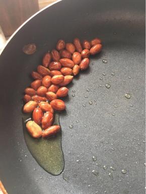 注意不要将花生炸糊了，炸出香味，颜色漂亮即可，倒出放凉备用。油留着后面用。