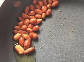 注意不要将花生炸糊了，炸出香味，颜色漂亮即可，倒出放凉备用。油留着后面用。