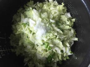 卷心菜和韭菜放入锅中加入5g盐拌均匀后腌制半小时