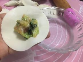 包入馅料，在饺子皮周围沾上水，然后包上